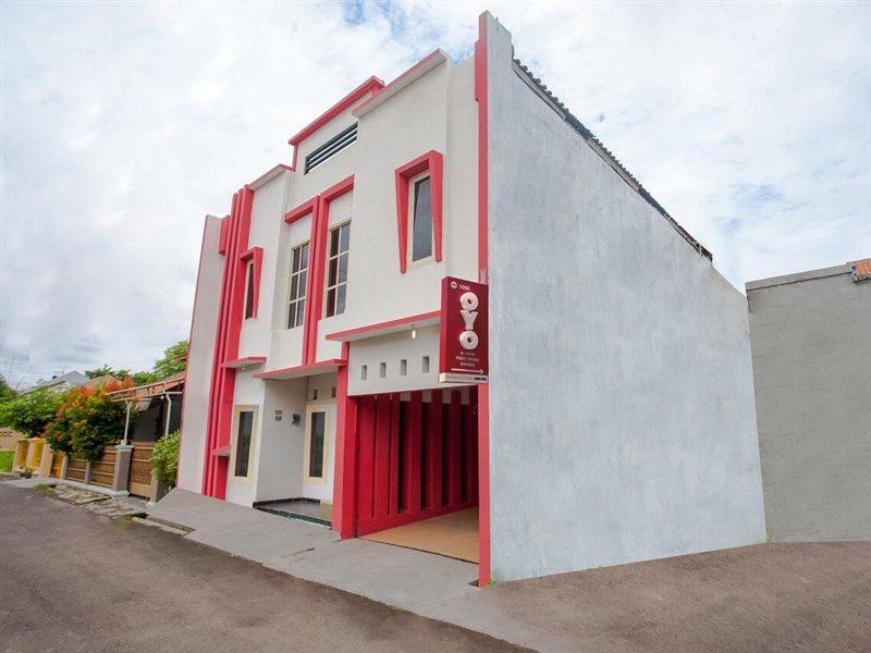 Oyo 3060 Al Fatih Guest House Syariah Tegal  Exterior photo